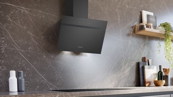 iQ100, Hotte murale, 60 cm, Noir avec finition en verre SIEMENS LC65KDK60 - vue 2