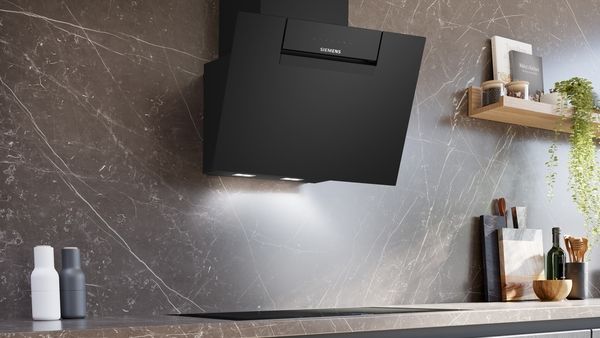 iQ300, Hotte murale, 60 cm, Noir avec finition en verre SIEMENS LC67KFN60 - vue 2