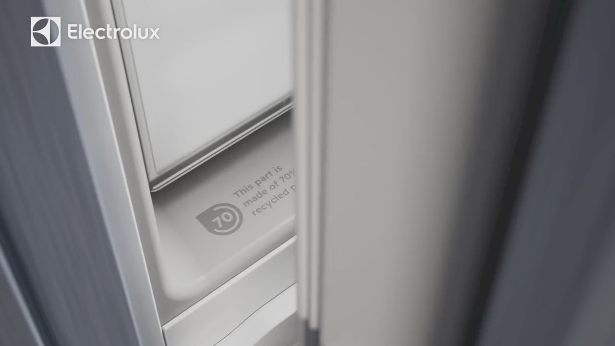 Charger la vidéo : Réfrigérateur-congélateur Encastrable 177.2 cm Série 700 GreenZone ELECTROLUX ENA7CE18S1