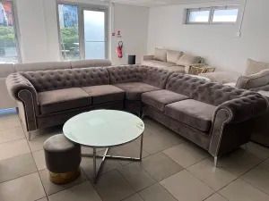 CANAPE D’ANGLE CLOUTE TIFFANY VELOURS 263x263cm CLOUTE ANGLE